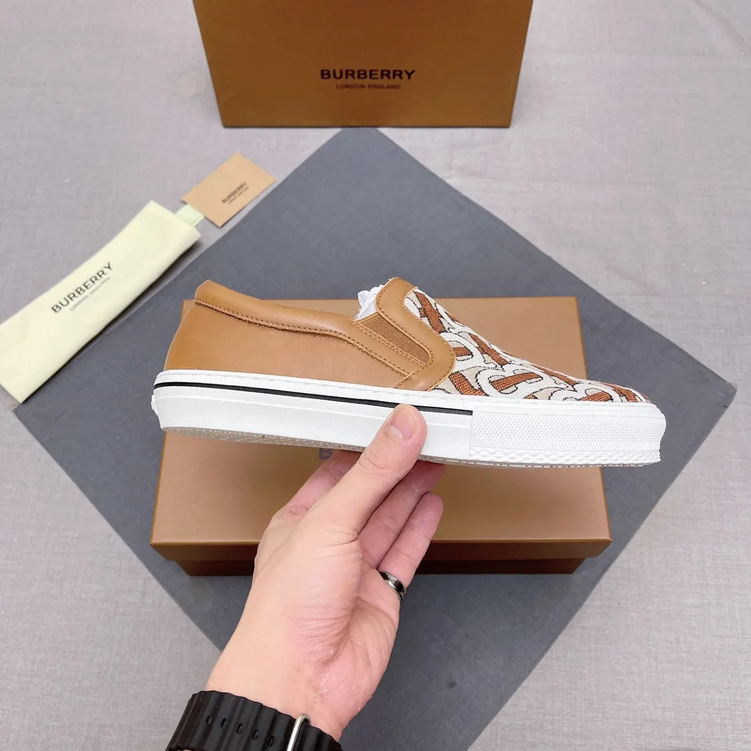 ◾️▫️P360. B's 2023 spring and summer new product, men's classic low-top slip-on sneakers, made of classic retro B's printed canvas material, spliced ​​with layered calfskin, and decorated with a new brand logo. First-layer cowhide lining, embossed Burberry logo on the heel, and original TPU outsole! Size: 38-45 No. 004